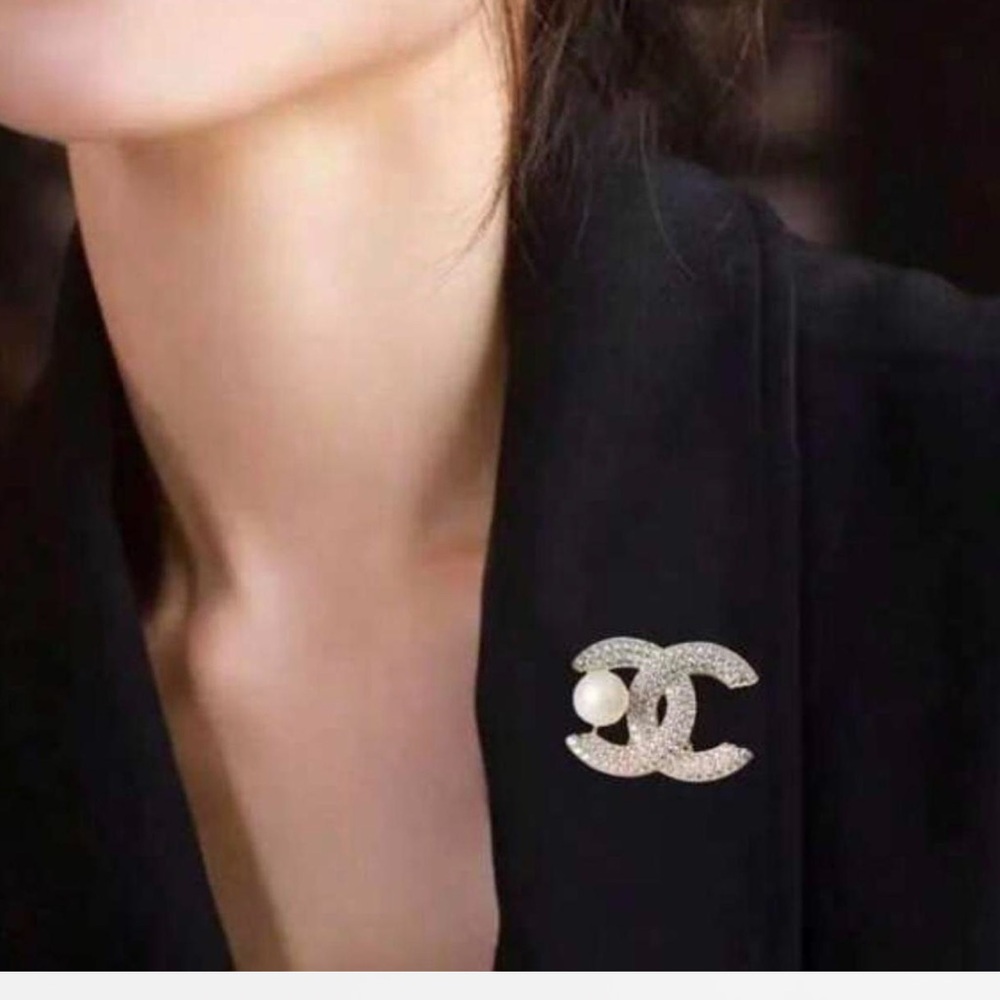 Double C Fashion Gold Tone/
Pearl Brooch, High-End Suit Letter
Diamond Pin - Picture 6 of 9